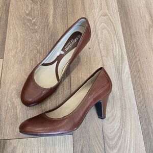 NWOT/EUC Naturalizer Women's Brown Leather Mid-Height Pump, Size 8.5